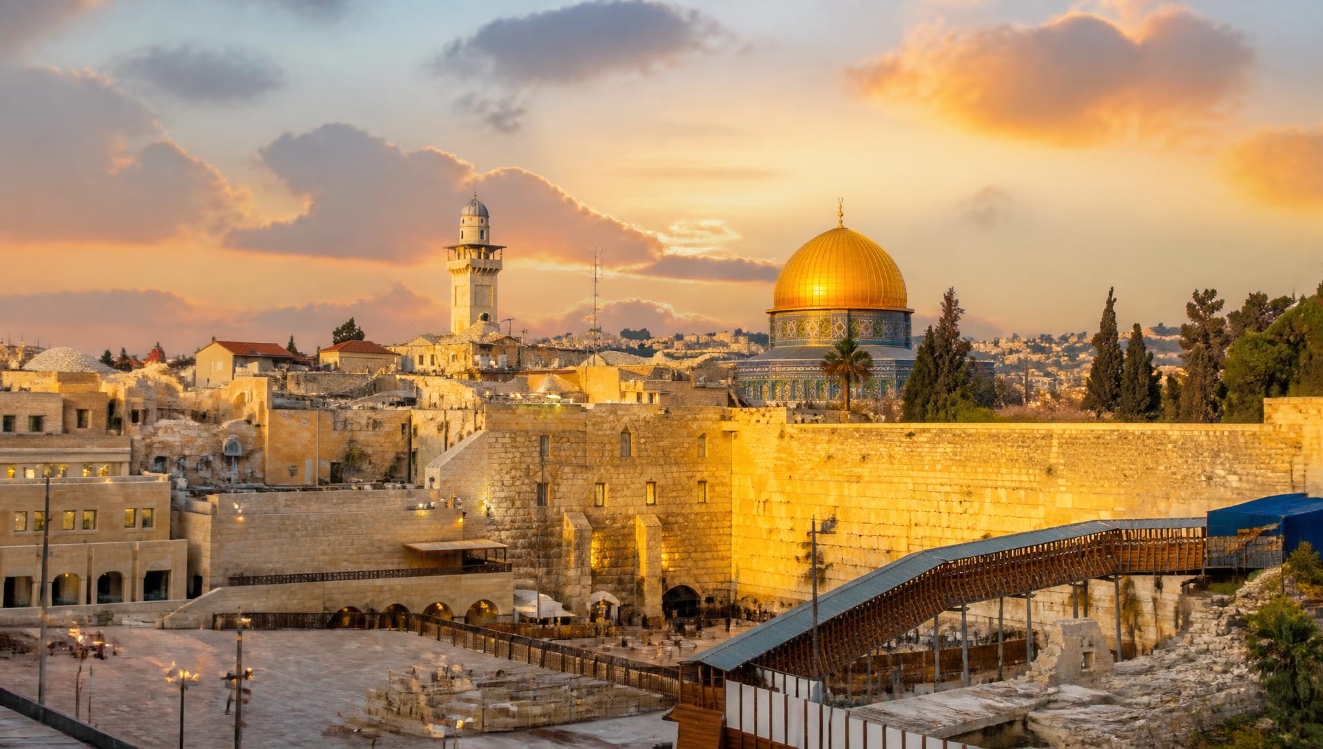 העיר העתיקה בירושלים — הכותל המערבי וכיפת הסלע בשקיעה